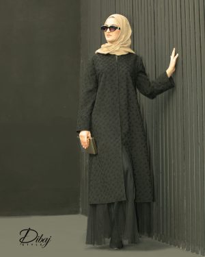 مانتوی ژاکارد مشکی هوندزتوث مدل لیلی در نمای سه رخ؛ تأکید بر فرم کلی مانتو، خط برش عمودی، ایستایی پارچه و هماهنگی مانتو با دامن تور در فضایی مینیمال و تیره.