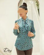 شومیز آبی با طرح زرشکی (مدل تندیس)